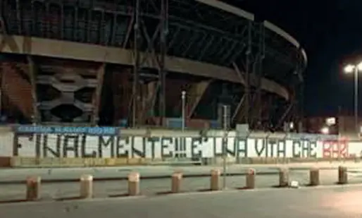  ??  ?? Proteste ultrà A destra lo striscione
di contestazi­one delle Curva A, poi rimosso, davanti allo stadio San Paolo
