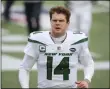  ?? STEW MILNE - THE ASSOCIATED PRESS ?? FILE - In this Sunday, Jan. 3, 2021, file photo New York Jets quarterbac­k Sam Darnold warms up before an NFL football game against the New England Patriots in Foxborough, Mass.