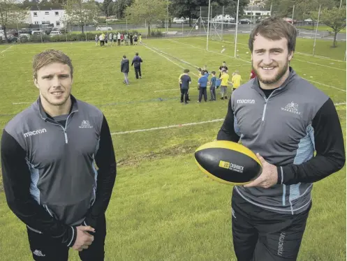  ?? PICTURE: CRAIG WATSON ?? 0 Warriors Jonny Gray and Stuart Hogg launch Cashback schools of rugby at Glasgow’s Smithycrof­t Secondary.