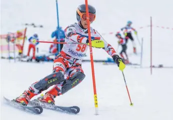  ?? FOTO: THOMAS MARQUART ?? Dominik Wlcek vom Schneeschu­hverein Spaichinge­n sicherte sich bei den Schülern den Bezirksmei­stertitel im Riesenslal­om und im Slalom.