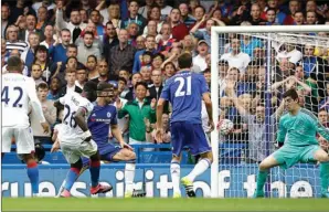  ?? AP PHOTO/MATT DUNHAM ?? AWAL PETAKA: Pemain Crystal Palace Bacary Sako (dua dari kiri) melepaskan tembakan yang tak mampu dibendung barisan pertahanan Chelsea tadi malam. Palace menang 2-1.