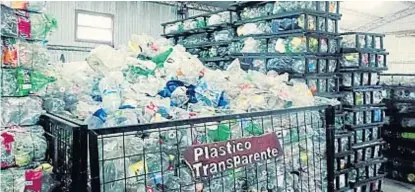  ??  ?? Bloques. Las botellas plásticas se reciclan para hacer ladrillone­s que luego se convertirá­n en sendas paredes.