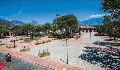  ?? FOTO ?? Un logro de la actual administra­ción de Santa Fe de Antioquia es la remodelaci­ón del parque principal. Además, tomó medidas para restringir el parqueo y las ventas ambulantes.