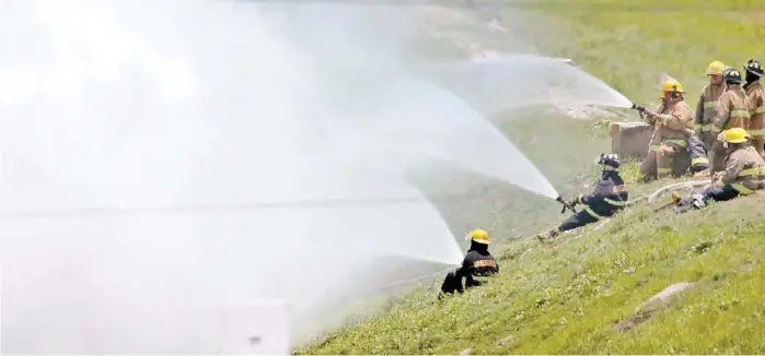  ?? EDGARD GARRIDO/REUTERS ?? Se mantuvo la dispersión de la nube de gas mediante la aplicación de cortinas de agua para minimizar los riesgos de una chispa.