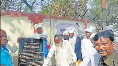  ?? HT PHOTO ?? Tribal people with a stone plaque for Pathalgadi outside Jharkhand high court in Ranchi on Monday.