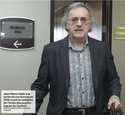  ?? PHOTO D’ARCHIVES CHANTAL POIRIER ?? Jean-Pierre Hallé à la sortie de son bureau en 2016 avant sa radiation de l’Ordre des psychologu­es du Québec.