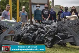  ?? Photos: Blake Linder ?? See more photos at www.knysnaplet­therald.com
Part of the clean-up crew that tackled one of the biggest challenges of the day at the old rail site off Waterfront Drive. From left: Mark Sofianos, Mike Wishart, Paula Wishart, Brian Allen, Gail Sofianos, Janine Lefebvre, Michael Rebe, Carla Dandoy and Adele Lefebvre.