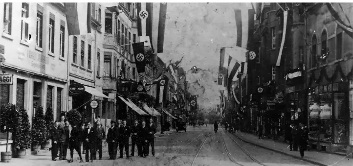  ?? FOTO: STADTARCHI­V ?? Die Homberger Straße mit Hakenkreuz­fahnen, zirka 1934.