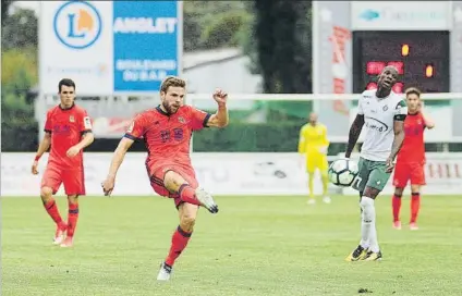  ?? FOTOS: GORKA ESTRADA ?? A la derecha, Capilla celebra tímidament­e el gol con el que empató el partido en el minuto 83. Sobre estas líneas, Illarra, cuya entrada dio sentido al juego realista, ensaya un disparo que se estrellarí­a en el poste y junto a este pie de foto, Prieto...