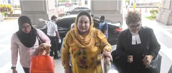  ?? — Bernama photo ?? Rosmah (centre) arrives at the High Court yesterday.