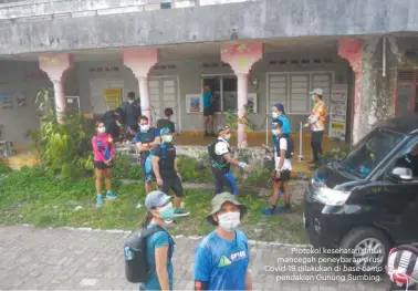  ??  ?? Protokol kesehatan untuk mencegah peneybaran virusi Covid-19 dilakukan di base camp pendakian Gunung Sumbing.