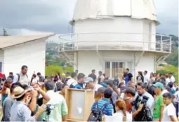  ?? ?? ECLIPSE. En octubre de 2023, decenas de capitalino­s llegaron al observator­io de la Unah a ver el eclipse anular.