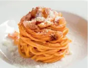  ?? ?? Spaghetti all’Amatrician­a: Tomatensau­ce, geräuchert­e Schweineba­cke, Pecorino und Chili.