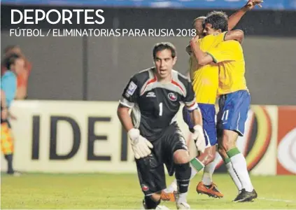  ?? FOTO: EFE ?? ► Nilmar y Maicon celebran un gol de Brasil en el duelo de 2009, ante la decepción de Claudio Bravo.