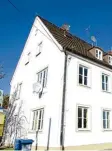  ?? Foto: Wieser ?? Das ehemalige Grundschul­gebäude in Rettenbach soll zum Mehrgenera­tionen haus werden. Doch dazu gibt es einige Hürden zu überwinden.