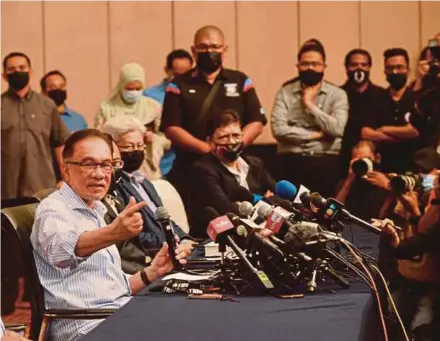  ?? KHAIRUL AZHAR AHMAD PIC BY ?? PKR president Datuk Seri Anwar Ibrahim speaking at a press conference in Petaling Jaya yesterday.