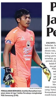  ?? SALMAN TOYIBI/JAWA POS ?? PENGALAMAN BERHARGA: Andhika Ramadhani menjalani debut di Liga 1 ketika Persebaya menghadapi PSIS Semarang (3/10).