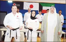  ??  ?? Left to right: Participan­ts of the event being awarded with certificat­e of recognitio­n.