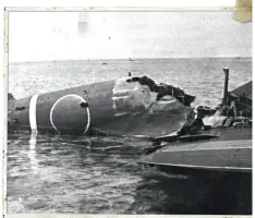  ??  ?? Et ødelagt japansk – Nakajima B5N5 Type 97 – fra hangarskib­et Shokaku. Dårligt vejr tvang mange japanske fly til at lande på havet, fordi de ikke kunne nå tilbage til skibet og derfor måtte efterlades.