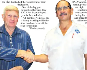  ?? Tamlyn Jolly ?? Richards Bay incoming chairperso­n Derrick Exley and outgoing chairperso­n Sarel Small