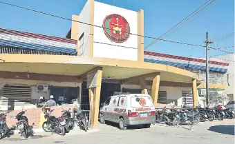  ??  ?? Una ambulancia ingresa al penal para retirar los cuerpos y llevarlos a la Morgue Judicial.