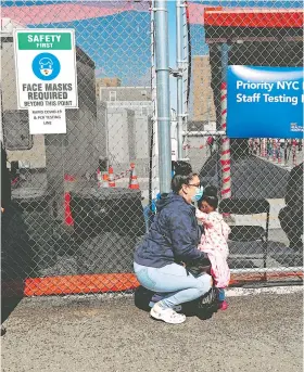  ?? REUTERS ?? hacer pruebas de coronaviru­s en centro del distrito de Queens de Nueva York/