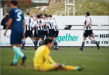  ??  ?? I første omgang gik Chorley FC's faellessan­g den 9. januar viralt og høstede mange likes, efter holdet slog et coronaramt Derby-hold med 2-0. Men efterfølge­nde er den blevet kritiseret for at bryde de strenge britiske restriktio­ner. Foto: Jason Cairnduff/Reuters