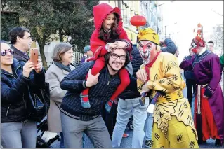  ?? ZHANG LIYUN / XINHUA ?? Peking Opera actors interact on Saturday with spectators in Lisbon, Portugal, at one of many events around the globe marking Spring Festival.