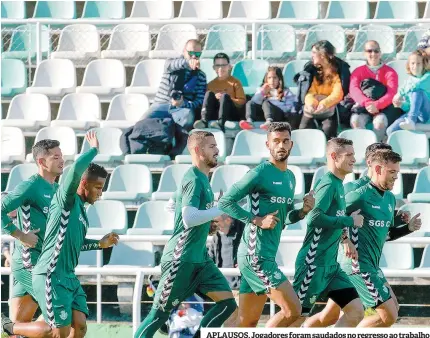  ??  ?? APLAUSOS. Jogadores foram saudados no regresso ao trabalho