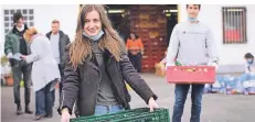  ?? FOTO: ACHIM BLAZY ?? Nutzen die uni-freie Zeit und unterstütz­en die Tafel Niederberg: DIe Studneten Sonja Sucic und Tim Berking.