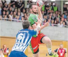  ?? FOTO: THOMAS SIEDLER ?? Die SG Hofen Hüttlingen (grünes Trikot) hat im Relegation­s-Rückspiel alle Chancen.