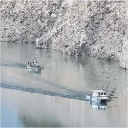  ?? Oriol Clavera ?? Los dos barcos de pesca que han faenado en Sau, el pasado mes.