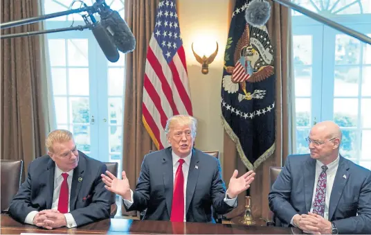  ?? Reuters ?? El presidente Trump, flanqueado por los empresario­s John Ferriola, CEO de Nucor, y Dave Burrit, CEO de la US Steel