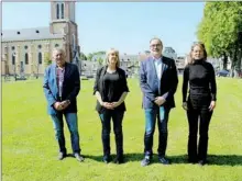  ??  ?? Les candidats, entourés par leurs suppléants (te) s’engagent dans le Moyen Adour.