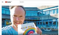  ??  ?? Ulrich Weighardt ist zurzeit ein „Youtube-Lehrer“. Er hat für seine Klasse einen Youtube-Kanal gestartet und gibt dort „Sozialhaus­aufgaben“auf.
Screenshot: Youtube/lea