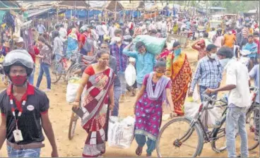  ?? PTI ?? People crowd a market, ahead of Covid-induced weekend lockdown in Bhubaneswa­r on Friday