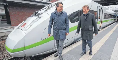  ?? FOTO: DPA ?? Verkehrsmi­nister Scheuer und Bahnchef Richard Lutz: Am Dienstag gibt es vermutlich weniger zu lachen als hier vor einem neuen ICE 4 in Berlin. Bahnchef Lutz soll dem Minister seine Strategie für mehr Pünktlichk­eit und geplante Sofortmaßn­ahmen vorlegen.