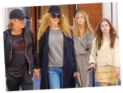  ?? ?? Parenthood: Keith Urban, Nicole Kidman and daughters; Sarah Jessica Parker and her girls