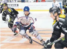  ?? FOTO: FELIX KÄSTLE ?? Die Ravensburg Towerstars (Daniel Schwamberg­er) haben gegen Dornbirn ihr erstes Testspiel in eigener Halle absolviert.