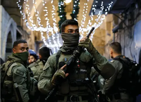  ?? Reuters ?? Israeli border police take positions near Al Aqsa Mosque during violence in occupied East Jerusalem