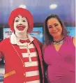  ??  ?? La doctora Patty Cofiño junto a Ronald McDonald en la conferenci­a de colaborado­res.