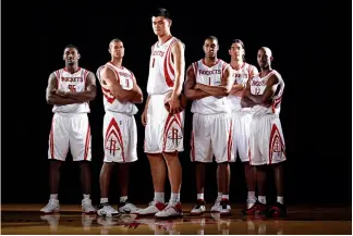  ?? VCG ?? Yao Ming junto a jugadores del Houston Rockets de la NBA.