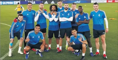  ??  ?? LA SONRISA DE BALE. El galés, que se perdió el partido del Rayo por problemas en un tobillo, se ejercitó sonriente en Abu Dhabi; estuvo en el equipo que ganó el partidillo...