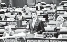  ??  ?? Azmin said the introducti­on of a new model will allow the settlers’ land to be combined and worked on efficientl­y on a large scale with the economies of scale that can reduce the operating cost and increase productivi­ty.