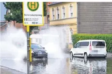  ?? FOTO: THEO TITZ ?? Nach dem Gewitter mit Starkregen standen Straßen unter Wasser, Keller waren vollgelauf­en.