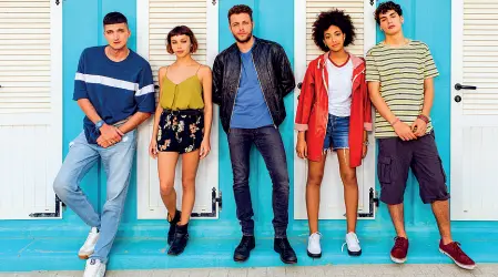  ?? Giovani e belli ?? I protagonis­ti della serie «Summertime», in onda su Netflix. La seconda stagione sarà girata in Emilia-Romagna