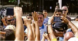  ?? Reprodução Facebook ?? Sem máscara, Antonio Barra Torres (de óculos escuro e camiseta marrom, no fundo à direita) com Bolsonaro em ato de 15 de março de 2020