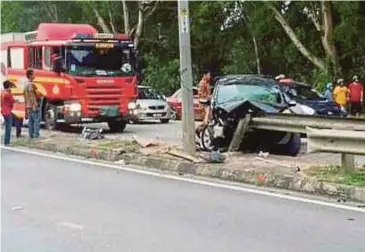  ?? DEPARTMENT PIC COURTESY OF PAHANG FIRE AND RESCUE ?? Fire and Rescue Department personnel at the accident site in Jalan KuantanKem­aman, Kuantan, on Saturday.