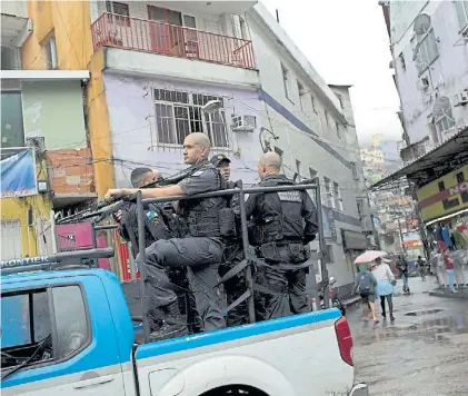 ?? AP ?? Insegurida­d. Ante la creciente violencia en Río, el gobierno envió varios contingent­es de la Policía Militar.