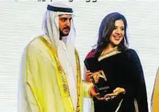  ?? Ahmed Ramzan/Gulf News ?? Nurturing little minds Shaikh Maktoum presents the award to British Orchard Nursery.